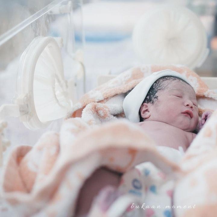 <p>Tepat pada 2 September 2022, Gya Sadiqah melahirkan putri keduanya dengan panjang 46 cm dan berat 2,86 kilogram. Istri Tarra Budiman ini melahirkan secara <em>caesar</em> di RSU Bunda, Menteng, Jakarta Pusat. (Foto: dok. Instagram @gyaps)</p>