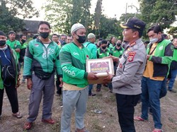 BBM Naik, Kapolda NTB Serahkan Ribuan Paket Sembako ke Warga Terdampak