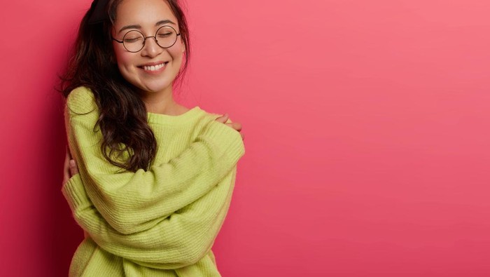 Belajar menyayangi diri sendiri dengan self-compassion/Foto: Freepik/wayhomestudio