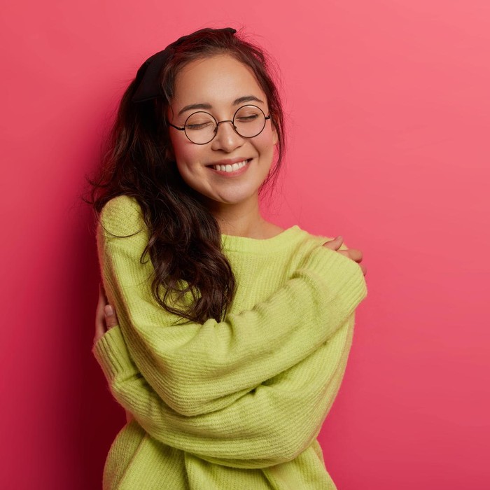 Belajar menyayangi diri sendiri dengan self-compassion/Foto: Freepik/wayhomestudio