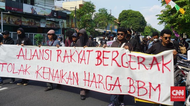 Barisan terdepan massa membawa spanduk besar bertuliskan 'Aliansi Rakyat Bergerak Tolak Kenaikan BBM'.