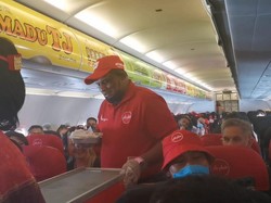 Kala Tony Fernandes Jadi Pramugara, Layani Penumpang dan Pungut Sampah