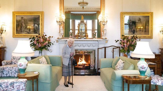 Why did Queen Elizabeth II choose to live at Balmoral Palace before she died?