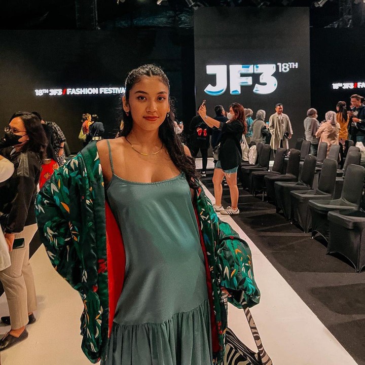 <p>Dalam unggahannya, Canti menuliskan caption yang unik nih. "Bawa bayi liat baju dan bergaul," tulisnya. (Foto: Instagram @cantitachril)</p>