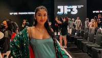 <p>Dalam unggahannya, Canti menuliskan caption yang unik nih. "Bawa bayi liat baju dan bergaul," tulisnya. (Foto: Instagram @cantitachril)</p>