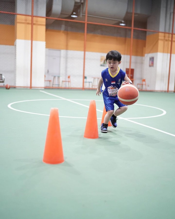 Anak pertama Dewi Sandra, Raphael masih berumur 4 tahun sudah jago main basket lho, Bunda. Intip yuk potret Raphael Moeis yang jago main basket.