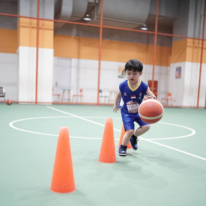 <p>Kegiatan Raphael bermain basket ini mengundang banyak komentar dari netizen yang memuji putra Sandra Dewi ini. Raphael memulai bermain basket sejak usia 2 tahun. (Foto: dok. Instagram @raphaelmoeis)</p>