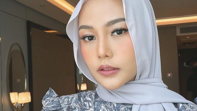 Selebgram Dara Arafah mengabarkan dirinya mengalami pencurian brankas. Ia menyebut terduga pelaku adalah asisten rumah tangganya sendiri.