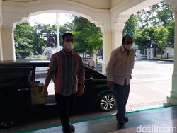 Dato Tahir Semobil dengan Gibran Rakabuming Datangi Loji Gandrung, Ada Apa?