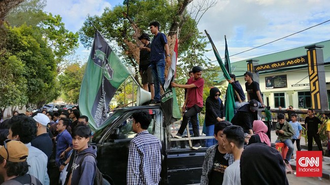 HMI Makassar menyerukan tuntutan terkait kenaikan harga BBM bersubsidi, seperti mendesak pencopotan 2 menteri. 