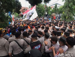 10 Orang Ditangkap gegara Ricuh Demo Mahasiswa di DPRD Jabar
