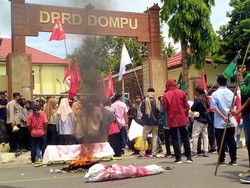 Demo BBM Ricuh Lagi, Mahasiswa Dompu Jebol Pagar DPRD