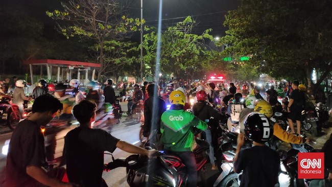 Mahasiswa menutup seluruh ruas jalan di depan kampus Universitas Muslim Indonesia (UMI) Makassar.