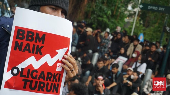 Iring-iringan mobil Wapres Ma'ruf Amin diadang sejumlah demonstran di Palembang, kemarin, saat unjuk rasa menolak kenaikan BBM.