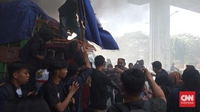 Demo BBM di Makassar Ricuh, 2 Mahasiswi Pingsan