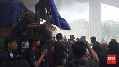 Polisi Tangkap Terduga Provokator dalam Demo BBM Sampai Malam Makassar