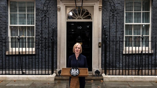 PM Inggris Liz Truss mengungkapkan duka karena Ratu Elizabeth II meninggal. Di akhir pernyataan resmi, ia mengatakan "God save the King."