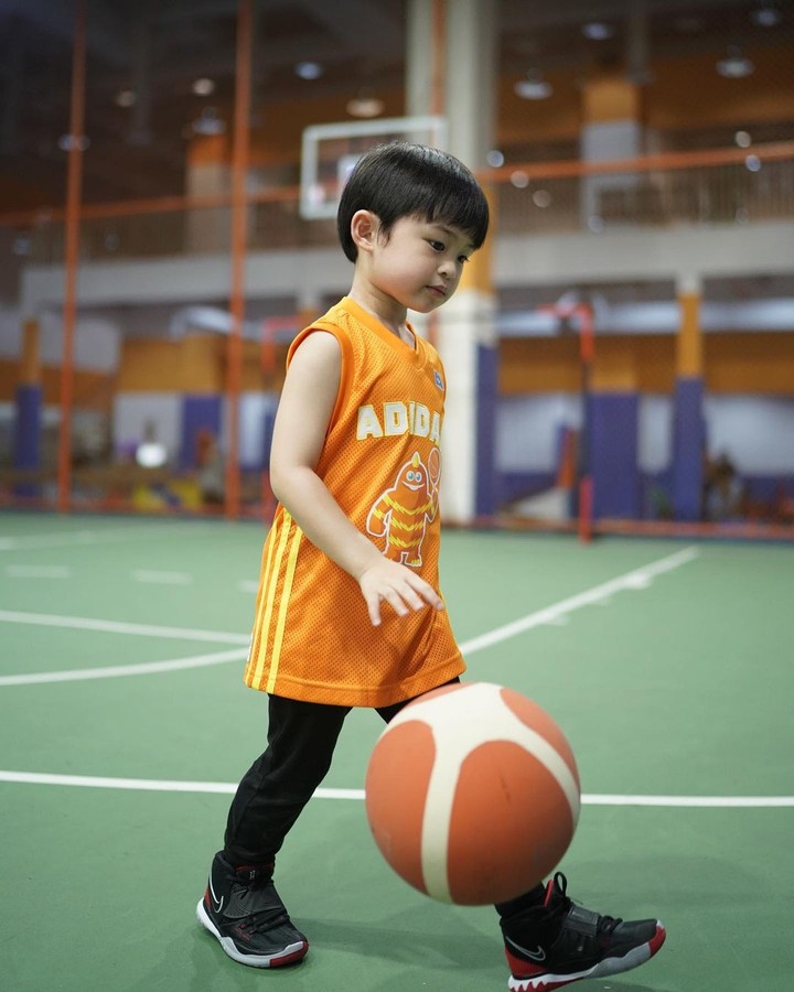Anak pertama Dewi Sandra, Raphael masih berumur 4 tahun sudah jago main basket lho, Bunda. Intip yuk potret Raphael Moeis yang jago main basket.