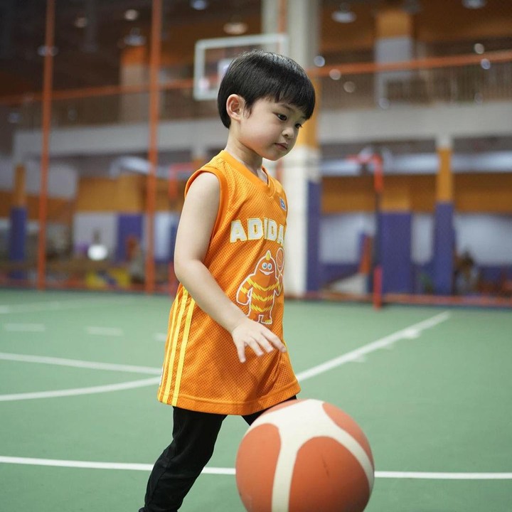 <p>Raphael tampak begitu semangat setiap kali latihan basket. "Latihan tiap minggu," begitu keterangan foto untuk unggahan Raphael ini. (Foto: dok. Instagram @raphaelmoeis)</p>