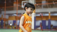 <p>Raphael tampak begitu semangat setiap kali latihan basket. "Latihan tiap minggu," begitu keterangan foto untuk unggahan Raphael ini. (Foto: dok. Instagram @raphaelmoeis)</p>