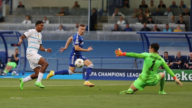 Wesley Fofana dihujat netizen habis-habisan usai Chelsea dikalahkan Dinamo Zagreb di Liga Champions,. Bahkan Fofana disamakan dengan Harry Maguire.