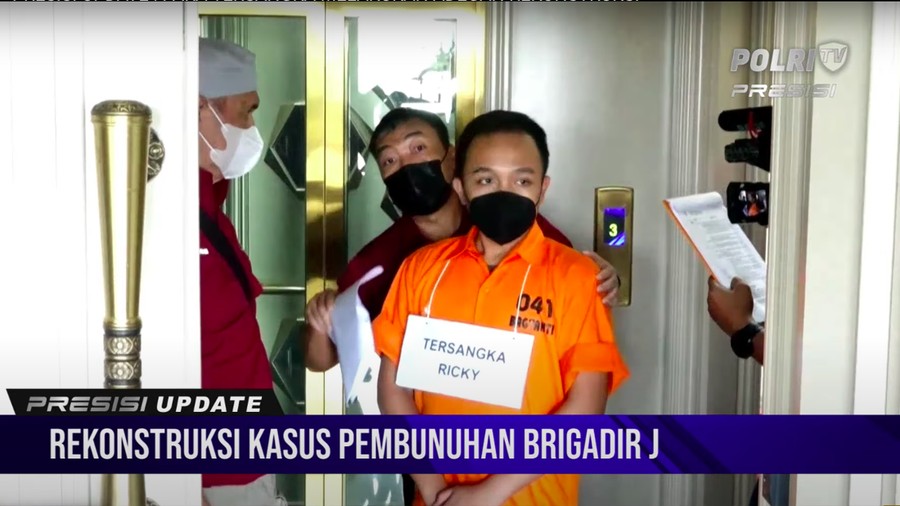 Foto: Bripka Ricky Rizal dalam rekonstruksi kasus pembunuhan Brigadir Yosua (YouTube Polri TV Radio) Foto: Bripka Ricky Rizal dalam rekonstruksi kasus pembunuhan Brigadir Yosua (YouTube Polri TV Radio)