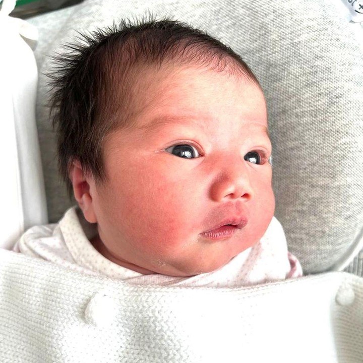 <p>Bayi perempuan cantik ini diberi nama Kayma Jayna Agyra, sedangkan anak pertama bernama Kalea Jada Agrya. "<em>Morning</em> dari si bibiw yang kekenyangan n abis jemuran sama Maji, sementara Ayah Ibu masi zombie mode," tulis Tarra sebagai keterangan fotonya. (Foto: dok. Instagram @tarrabudiman)</p>