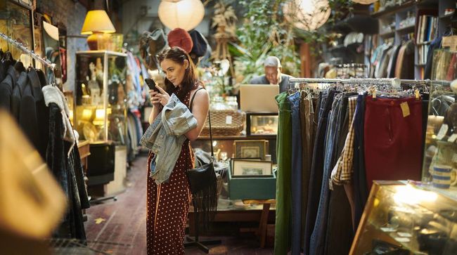 Di tengah fenomena thrifting yang kini menjamur, ada beberapa orang yang rela merogoh kocek dalam-dalam demi mendapatkan barang berstatus vintage.