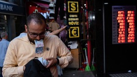 FOTO: Turki Makin Terseok-Seok, Inflasi Tembus 80 Persen