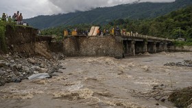 Jalan Trans Sulawesi Terputus Gegara Jembatan Runtuh Diterjang Banjir