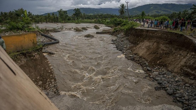 Cuaca ekstrem menyebabkan banjir di tiga desa di Kabupaten Tolitoli, Sulawesi Tengah, hingga jembatan penghubung antar desa ambruk terbawa arus sungai.