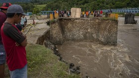 Banjir di Sulbar, Akses Jalan Penghubung Majene-Mamuju Terputus
