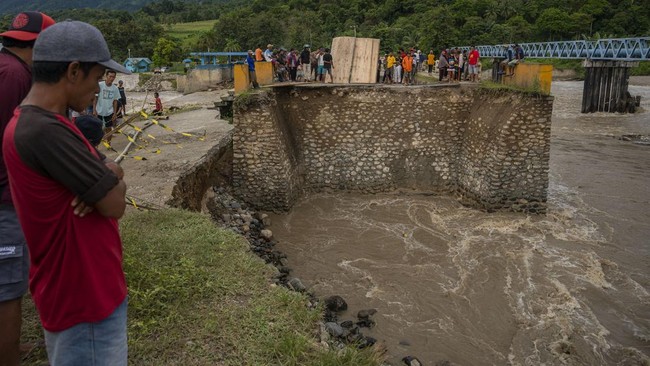 Banjir yang mengepung dua wilayah di Sulawesi Barat mengakibatkan akses jalan yang menghubungkan Majene dan Mamuju terputus.