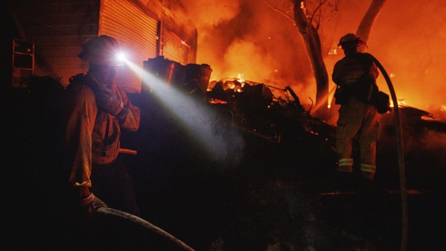 FOTO: 'Si Jago Merah' Mengamuk di California