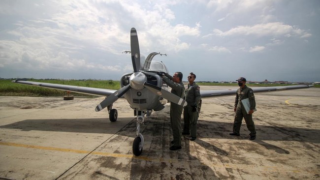 Pesawat latih TNI AL yang jatuh di Selat Madura, diterbangkan oleh Pilot Lettu Laut (P) Judistira Eka Permady dan Copil Letda Laut (P) Dendy Kresna Bhakti.