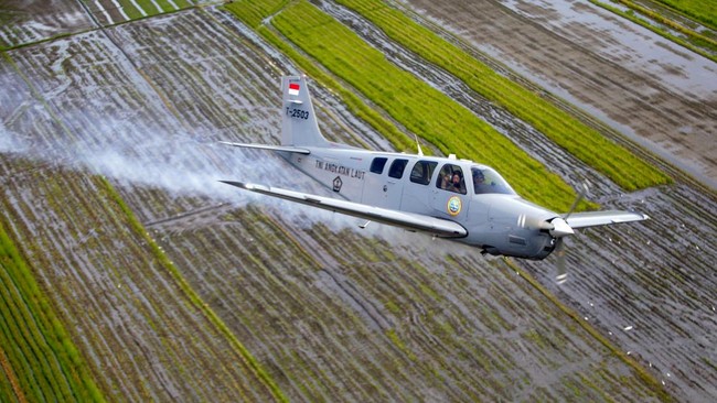 Proses pencarian pesawat latih G-36 Bonanza milik TNI AL yang jatuh memakan banyak waktu karena terkendala cuaca.