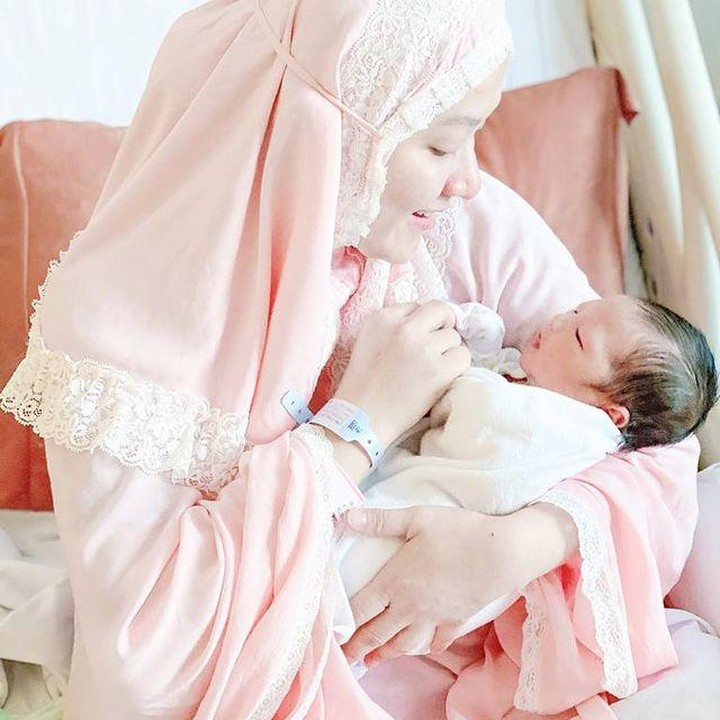 <p>Aktris Lyra Virna melahirkan buah hatinya pada 22 Agustus 2020 lalu di Rumah Sakit Medistra, Jakarta Selatan. Istri Fadlan Muhammad ini melahirkan bayi laki-laki saat berusia 39 tahun. Lyra akhirnya hamil setelah menikah selama 7 tahun. Bayi laki-laki yang tampan itu diberi nama Muhammad Khaleed Al-Fatih. (Foto: Instagram @lyravirna)</p>