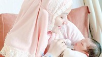 <p>Aktris Lyra Virna melahirkan buah hatinya pada 22 Agustus 2020 lalu di Rumah Sakit Medistra, Jakarta Selatan. Istri Fadlan Muhammad ini melahirkan bayi laki-laki saat berusia 39 tahun. Lyra akhirnya hamil setelah menikah selama 7 tahun. Bayi laki-laki yang tampan itu diberi nama Muhammad Khaleed Al-Fatih. (Foto: Instagram @lyravirna)</p>