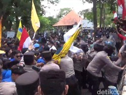 Adu Mulut Lalu Ricuh Warnai Demo Mahasiswa Tulungagung Tolak BBM Naik