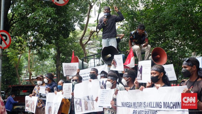 Mahasiswa Papua menggelar demo di depan Komnas HAM Jakarta meminta Presiden Jokowi bentuk TGPF usut pembunuhan sadis dan mutilasi warga Timika oleh anggota TNI.