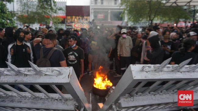 Selain menjebol gerbang Gedung DPRD DIY, massa aksi yang menolak kenaikan harga BBM bersubsidi juga membakar ban di lokasi yang sama.
