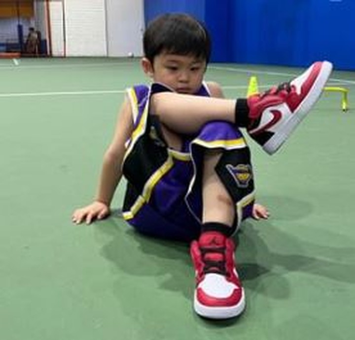 Anak pertama Dewi Sandra, Raphael masih berumur 4 tahun sudah jago main basket lho, Bunda. Intip yuk potret Raphael Moeis yang jago main basket.