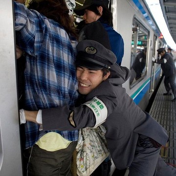 Di Jepang Ada Profesi Unik Oshiya untuk Bantu Dorong Penumpang Masuk ke Kereta, Indonesia Butuh Nggak?