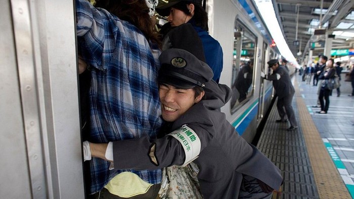 Di Jepang Ada Profesi Unik Oshiya untuk Bantu Dorong Penumpang Masuk ke Kereta, Indonesia Butuh Nggak?