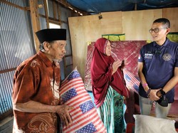 Momen Haru Sandiaga Uno Datangi Rumah Kakek Penjaga Mata Air di Sulsel