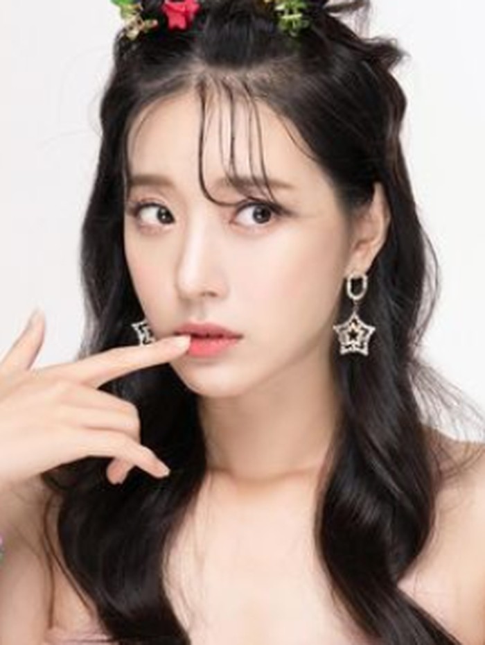 Minkyung akhirnya menjalani karier solo sebagai penyanyi, aktris musikal, dan juga model berbagai brand skincare dan makeup./ foto: instagram.com/mk_ming.ming