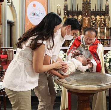 8 Momen Khidmat Pembaptisan Baby Archie Anak Marcel Chandrawinata