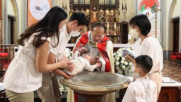 8 Momen Khidmat Pembaptisan Baby Archie Anak Marcel Chandrawinata