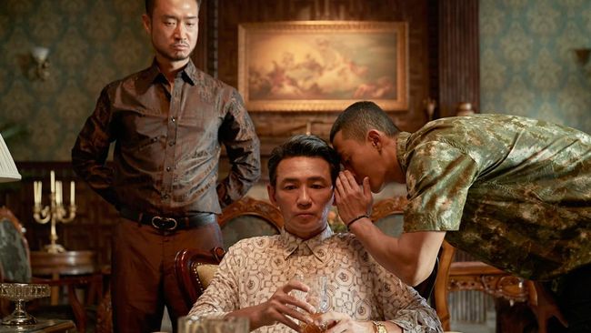 Hwang Jung-min memerankan dua karakter bertolak belakang dalam drama Korea terbaru Netflix, berjudul Narco-Saints.