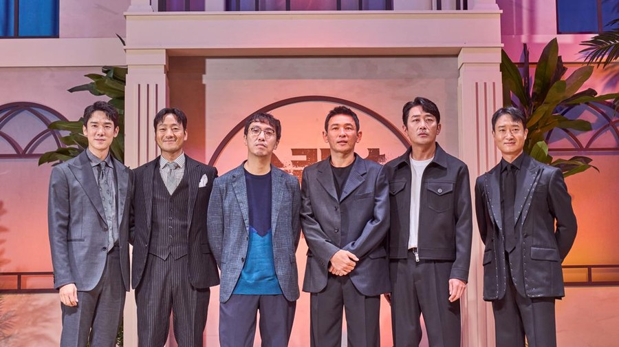 Narco-Saints Narco-Saints (L to R) Ha Jung-woo as Kang Ingu, Hwang Jung-min as Jeon Yohan in Narco-Saints Cr. Cho Wonjin/Netflix © 2022